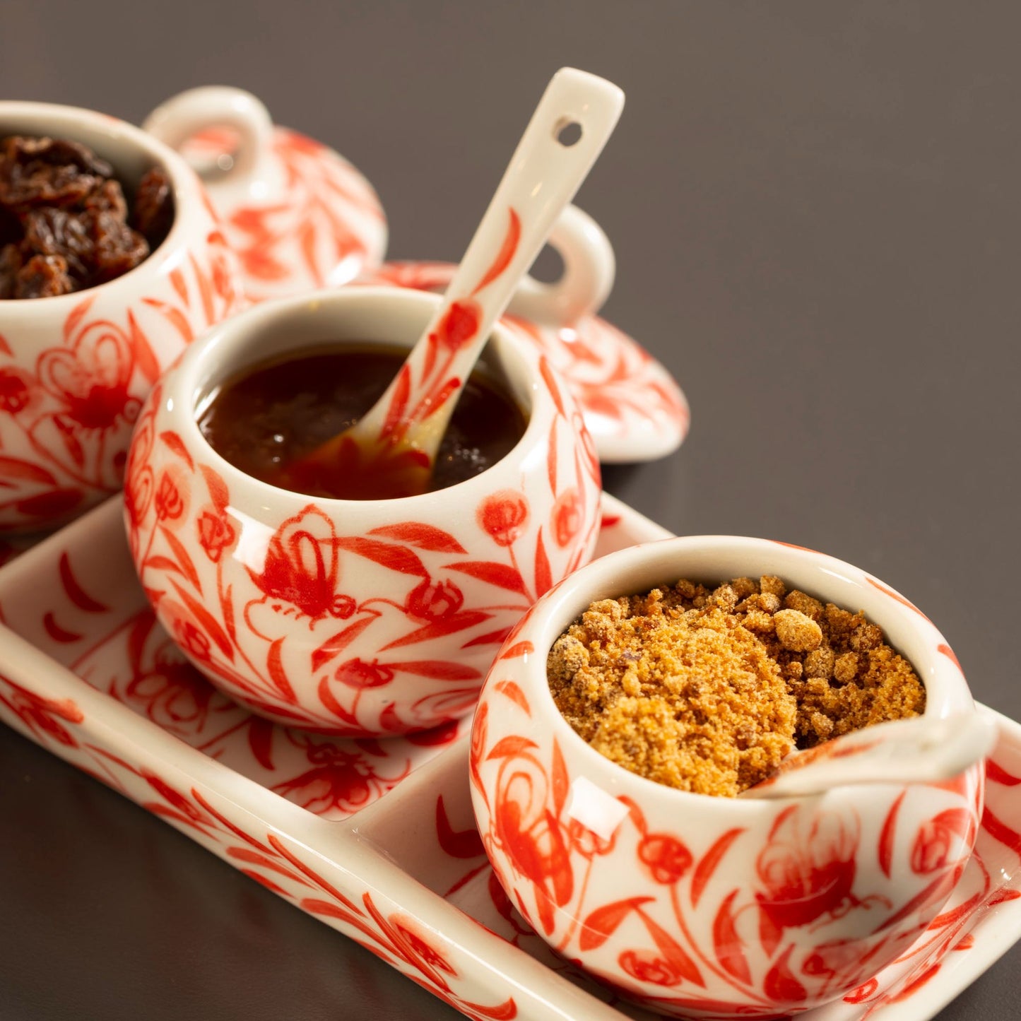 Vassoio con tre vasetti portasalse Peonia ceramica